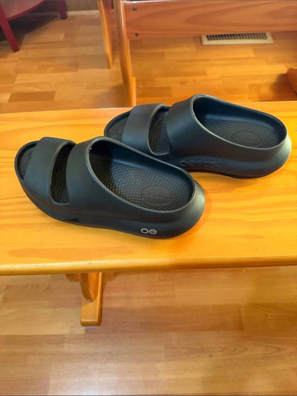 OOFOS Men's/Women’s Black Open Toe Recovery Clogs